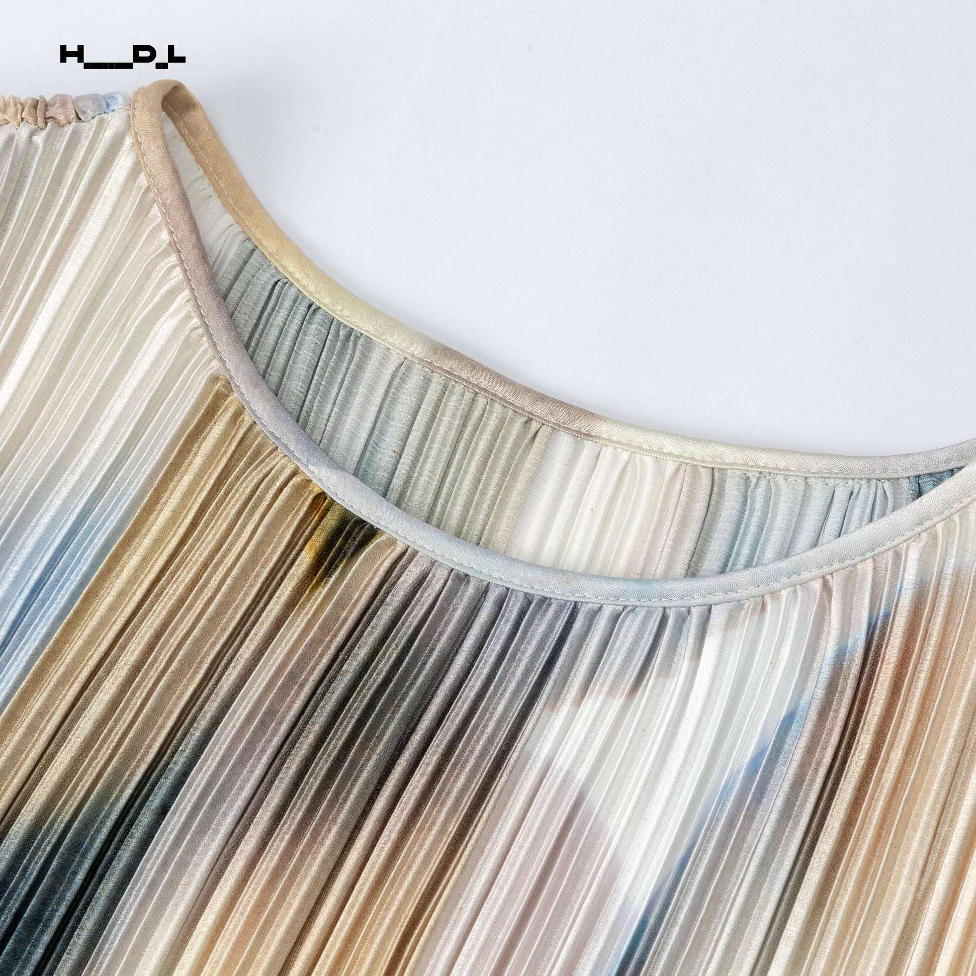 Artistic Print Pleated Sleeveless Blouse