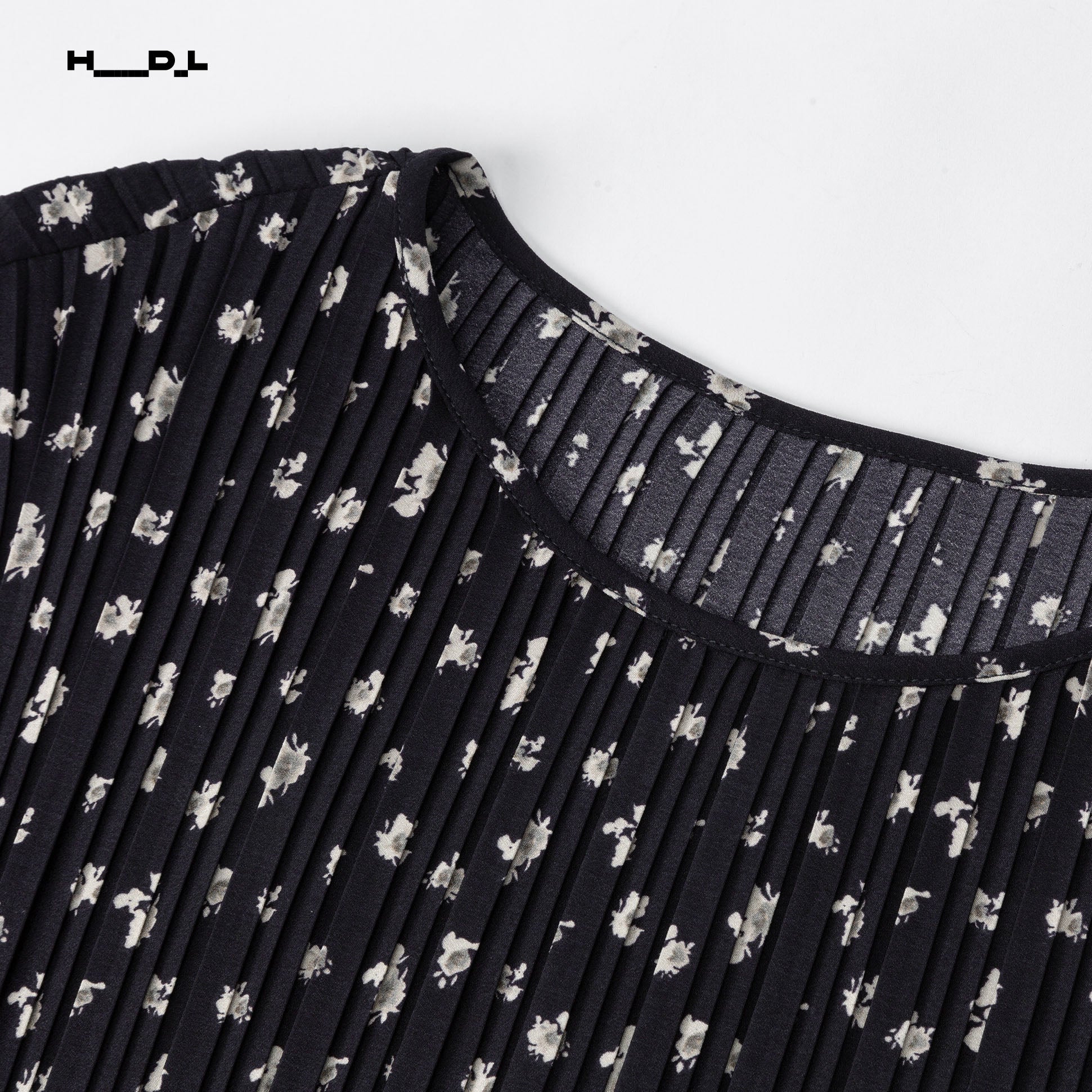 Small Floral Print Pleated Sleeveless Blouse